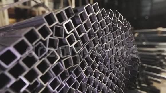 正交钢型材管金属skal清洁金属仓库金属型材成排堆放视频的预览图