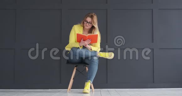 年轻的女人在看书视频的预览图