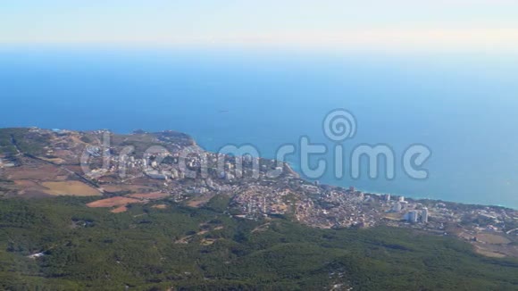海岸上的城市从高山俯瞰视频的预览图