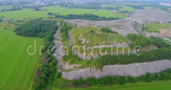 空中无人机镜头视图飞行过夏天的山与森林田野视频的预览图