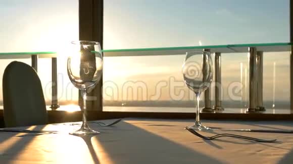 桌子上的空酒杯视频的预览图