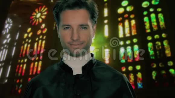 一位年轻的天主教牧师的肖像视频的预览图