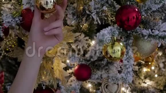 在家里装饰圣诞树的年轻女子视频的预览图