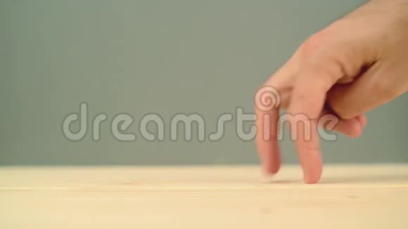 手指行走雄手示意一个手指走视频的预览图