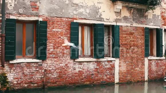 意大利威尼斯老房子的窗户视频的预览图