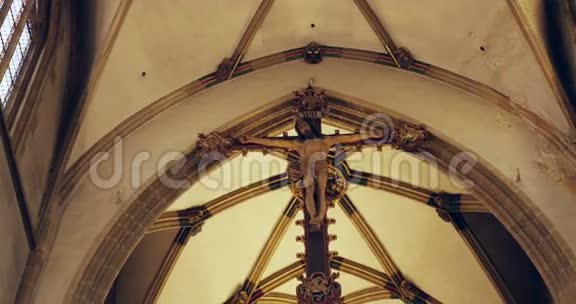 耶稣在教堂做交叉装饰视频的预览图