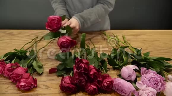 女花店准备鲜花出售视频的预览图