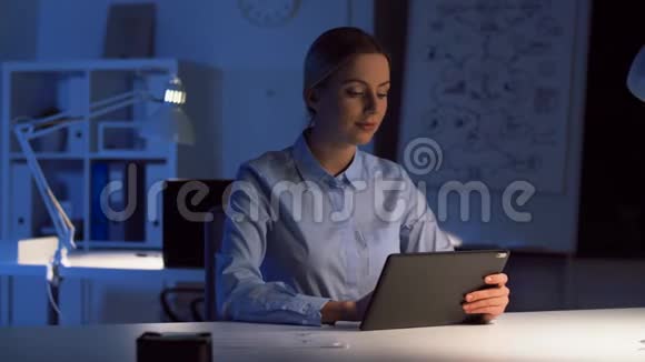 有平板电脑的女商人在夜间办公室工作视频的预览图