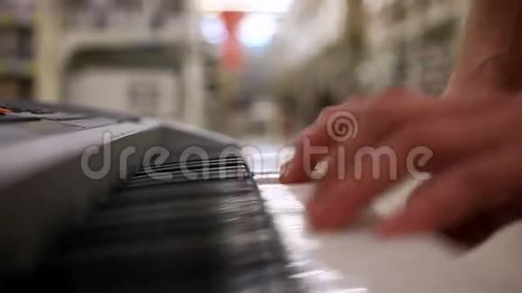 特写男手弹钢琴玩游戏视频的预览图