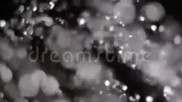 水滴在黑暗中在空中飞舞视频的预览图