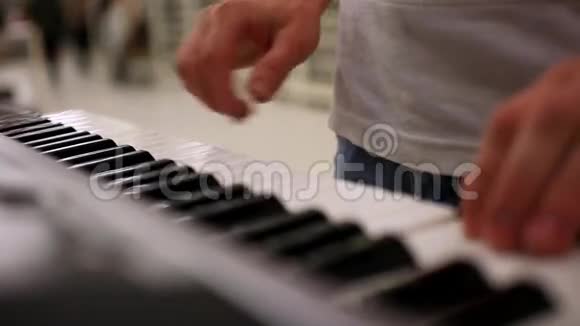 特写男手弹钢琴玩游戏视频的预览图