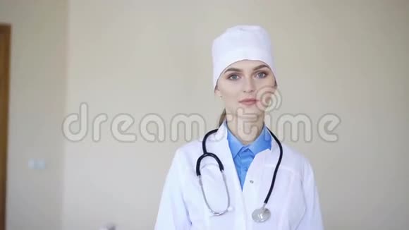 一位年轻的成年女医生的肖像看着镜头视频的预览图