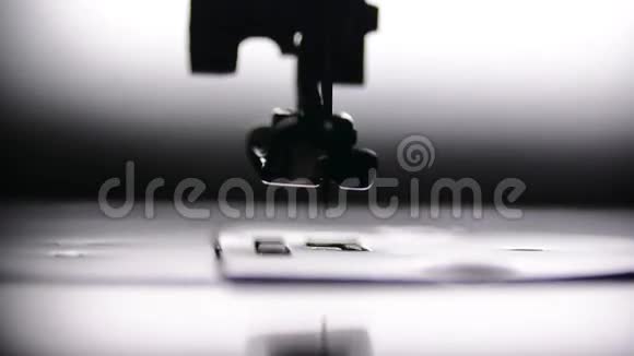 老式缝纫机机械部件特写镜头视频的预览图