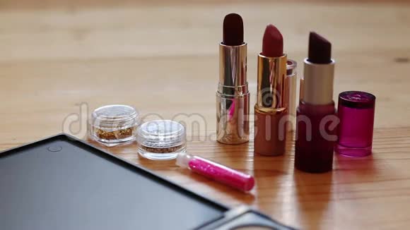 化妆色彩鲜艳的化妆调色板口红刷子和指甲粉视频的预览图
