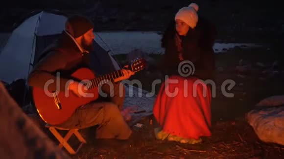 几个黄昏时分在篝火旁的旅行者视频的预览图