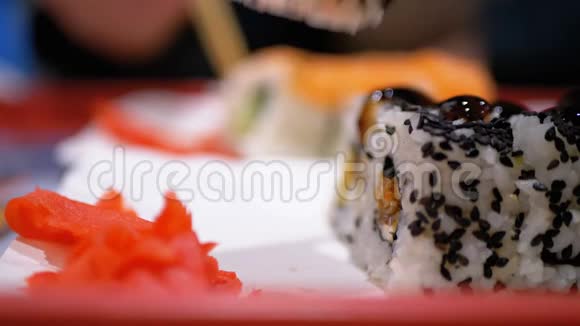在日本餐馆吃寿司视频的预览图