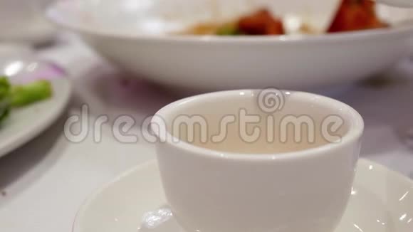 在中餐厅内浇热茶视频的预览图