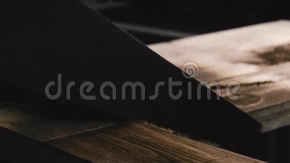 锯木头的人特写镜头视频的预览图