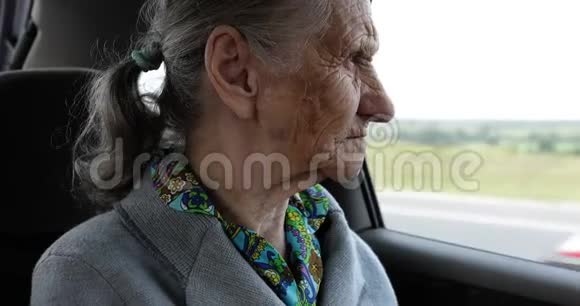一幅有着深深皱纹的悲伤老妇人的肖像视频的预览图