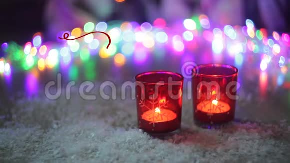 用蜡烛和五彩灯在圣诞装饰背景上写下了诺埃尔的复古词书法和文字视频的预览图