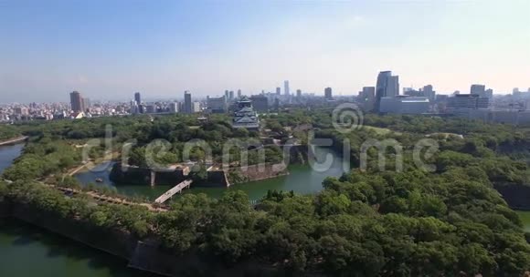 广角大阪城堡空中拍摄视频的预览图