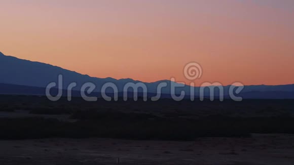 日落后的死亡谷国家公园傍晚美丽的景色视频的预览图