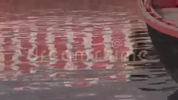位于印度神圣城市瓦拉纳西恒河的船视频的预览图