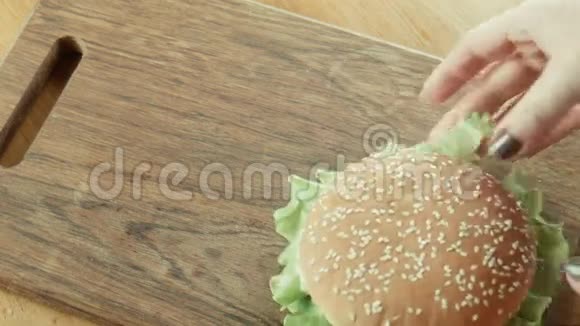 汉堡三明治和薯条放在托盘上视频的预览图
