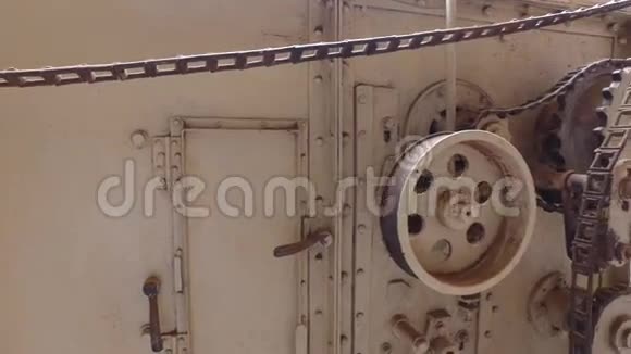 工厂的老式机器机构视频的预览图