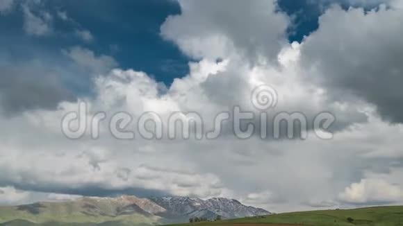 哈萨克斯坦山区的暴风云延时4K视频的预览图