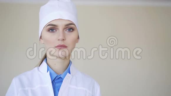 一位年轻的成年女医生的肖像看着镜头视频的预览图