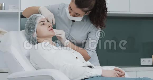 脂肪增强医生美容师在美容院给一位美女做了隆唇手术视频的预览图