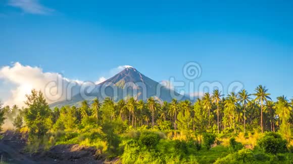 MayonVolcano是比科尔地区阿尔拜省的一个活跃的平流层火山位于布科尔州吕宋岛视频的预览图