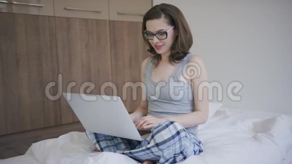 戴眼镜的女人用笔记本电脑视频的预览图