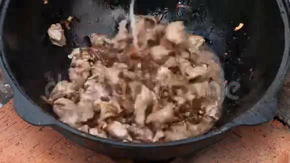 皮拉夫皮劳普洛夫米饭和肉在锅里烹饪工艺视频的预览图