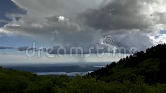 雨和雷暴形成视频的预览图