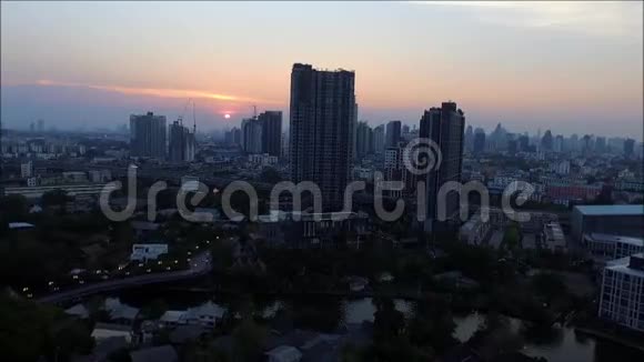 曼谷日落时的城市鸟瞰图视频的预览图