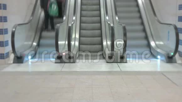 火车站自动扶梯视频的预览图