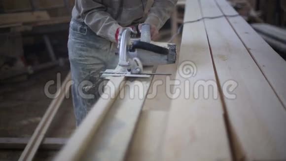木匠用圆盘锯把木板锯下来视频的预览图