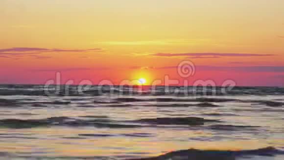 海滩上的日落视频的预览图