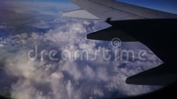 透过天空中蓝天的飞机窗口观看视频的预览图