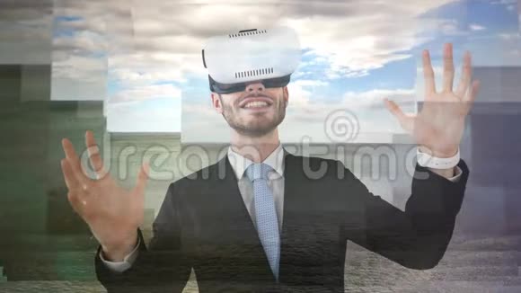 人使用VR视频视频的预览图