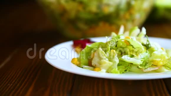 新鲜卷心菜沙拉和甜玉米视频的预览图