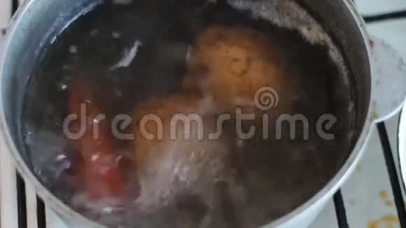 热锅蔬菜胡萝卜和土豆烹饪视频的预览图