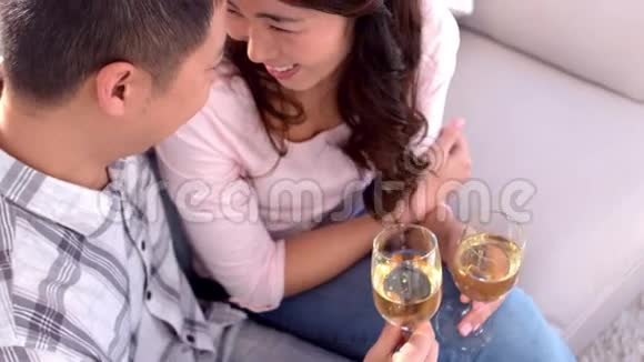 亚洲幸福夫妇喝酒视频的预览图