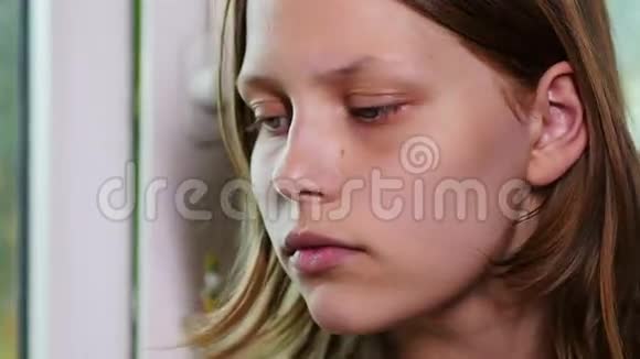 窗前伤心少女的脸4UHDK视频的预览图