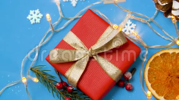 蓝色背景的圣诞礼物和装饰品视频的预览图