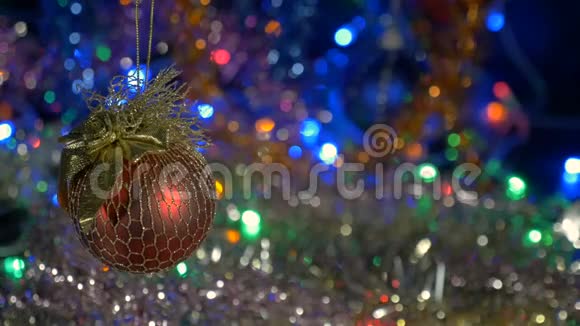 漂亮的红球新年和圣诞装饰品闪耀的加兰背景模糊视频的预览图