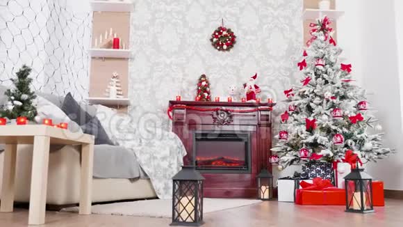 带有圣诞树和壁炉的华丽房间视频的预览图
