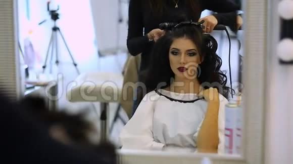 美发师在美容院做美发女郎视频的预览图